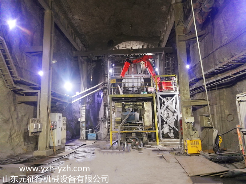 工程机械手深入地下矿井800米高效破碎堆积在进料口的大石块