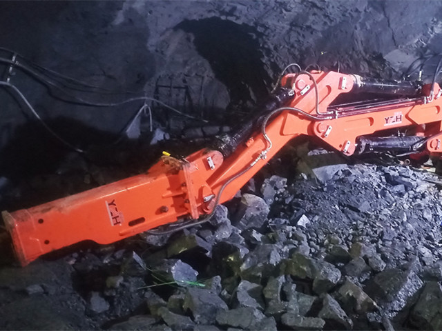 固定式机械破碎臂在矿井中破碎格筛堵料