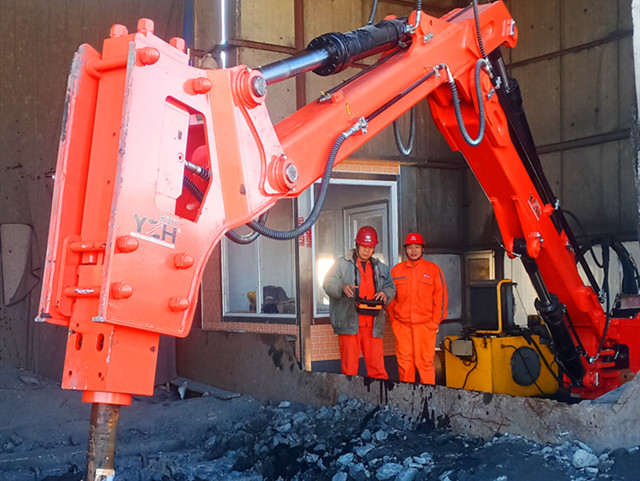 莱芜钢铁集团在其铁矿山选矿厂安装无线遥控固定式液压破碎锤