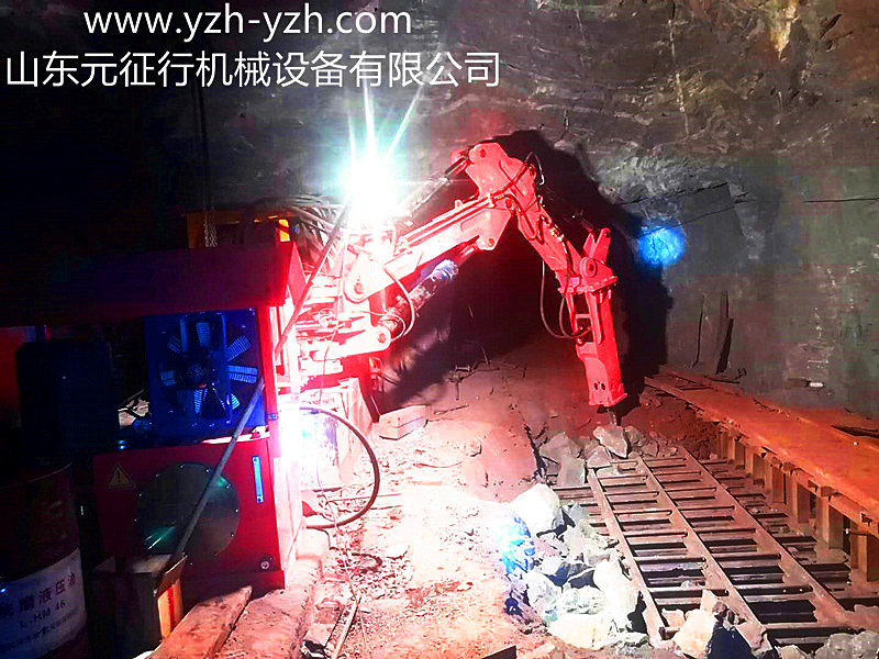 固定式矿用液压破碎机械臂在新疆天山上破碎大石头块