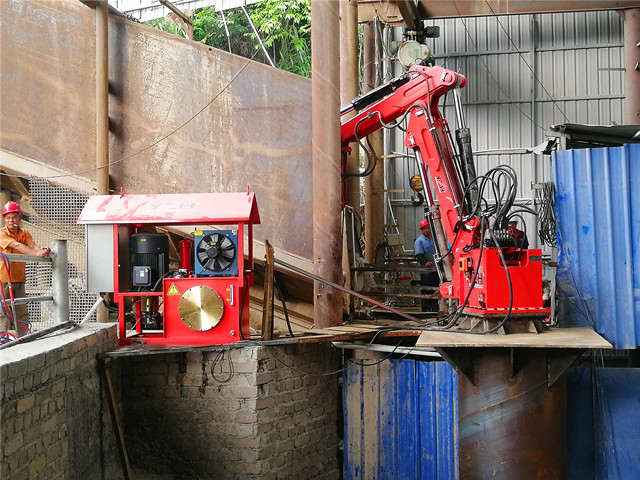 广西梧州石料厂成功安装一台料口固定破碎锤